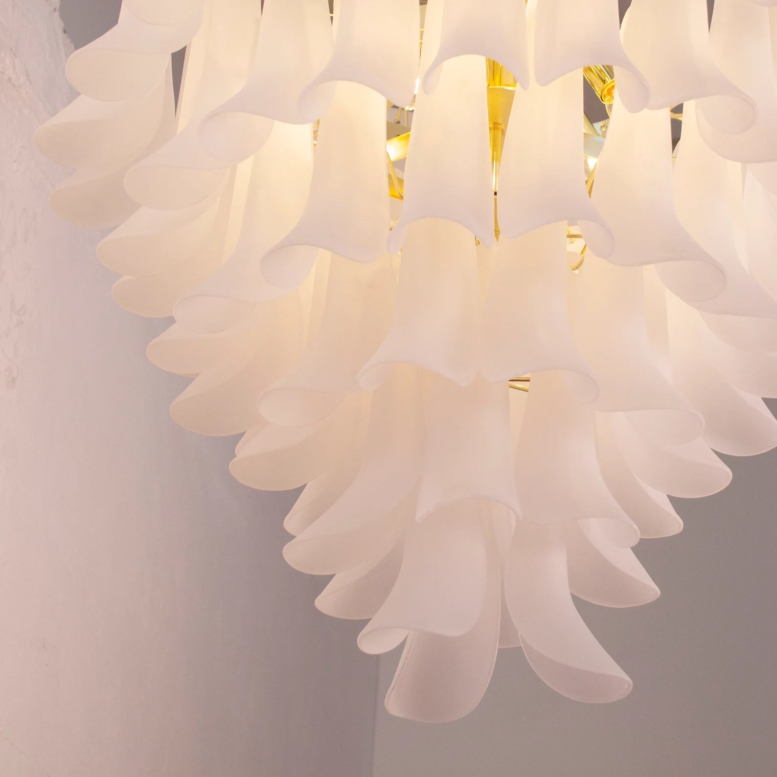 Murano Frosted White Petali Chandelier Ø80 - Bellavé Studio